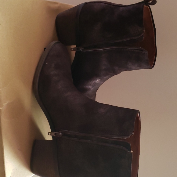 Boots - Picture 4 of 4